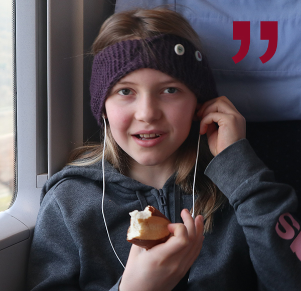 Foto eines Mädchens in einem Zug.