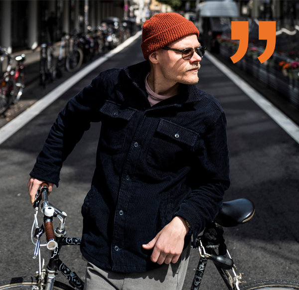 Foto von Oliver Niesen, der mit seinem Fahrrad auf der Fahrradstraße Friesenwall steht.