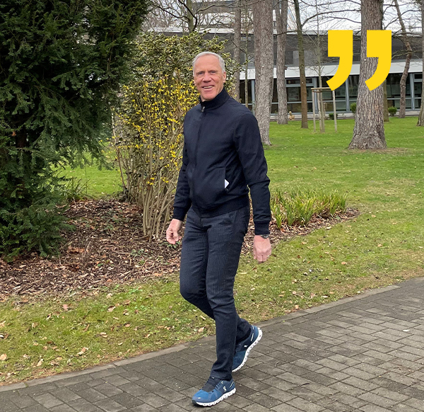 Foto von Professor Doktor Ingo Froböse, der durch den Müngersdorfer Sportpark spazieren geht.
